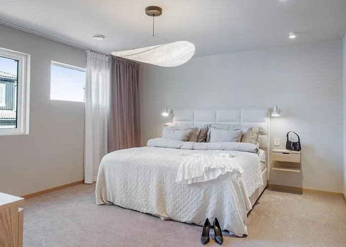 Exclusive Family In - Lovely Ocean View, 5 Bedroom, Free Parking Villa *