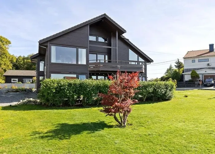Exclusive Family In - Lovely Ocean View, 5 Bedroom, Free Parking Villa