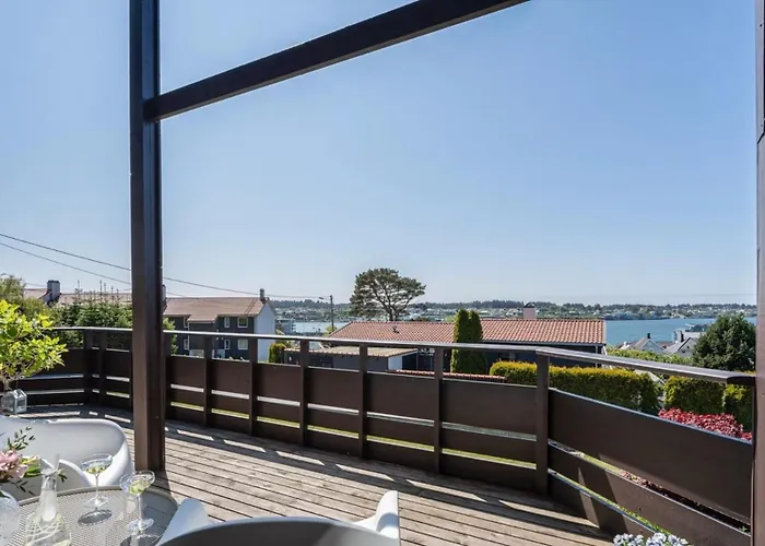 Exclusive Family In - Lovely Ocean View, 5 Bedroom, Free Parking *