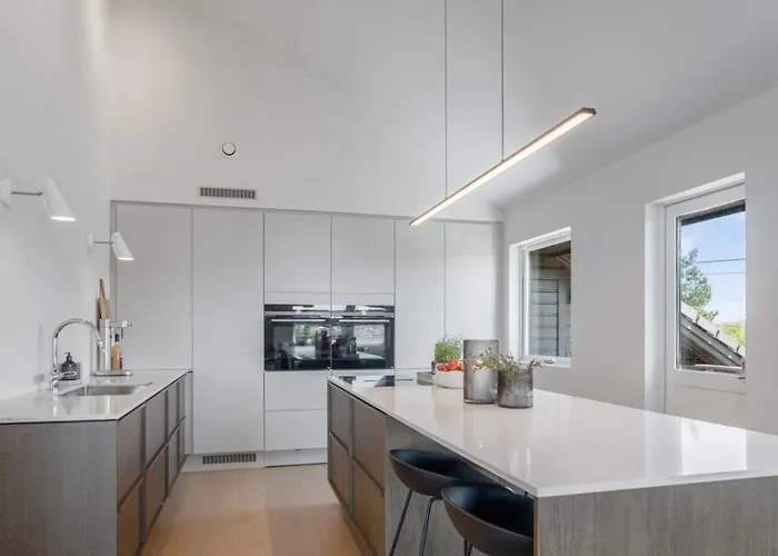 Exclusive Family In - Lovely Ocean View, 5 Bedroom, Free Parking *